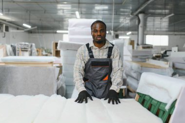 Marangoz mobilya imalatı ve üretimine adanmış hareketli bir atölyede ustalıkla mobilya parçaları birleştiriyor.