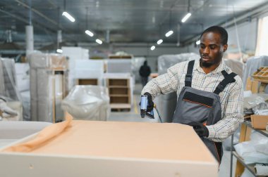 Marangoz hareketli bir atölyedeki mobilyaları döşemek için pnömatik zımba tabancası kullanıyor. Yetenekli işçiliği ve el işçiliğini gösteriyor.