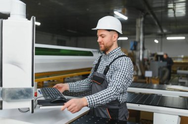 Modern bir marangoz fabrikasında hassas ve verimli mobilya parçaları üreten yetenekli bir marangoz.