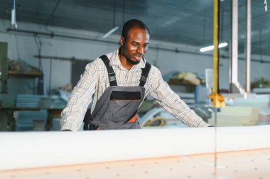 Marangoz mobilya fabrikasında tekstil rulosu, modern marangoz endüstrisinde döşenmiş mobilya üretim süreci