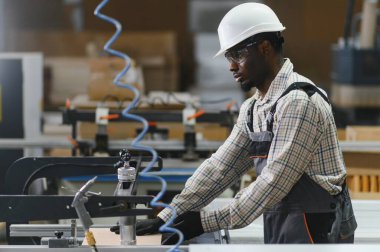 Modern bir fabrikada mobilya üretimi için kusursuz ahşap parçalar üreten yetenekli bir marangoz.