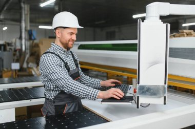 Mobilya fabrikasında güvenlik kaskı takan marangoz, endüstriyel ahşap mobilya üretimi