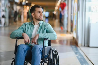 Engelli kişi alışveriş merkezinde alışveriş deneyimi yaşıyor, halka açık alanlarda kapsayıcı ve erişilebilirlik gösteriyor