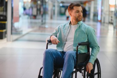 Özerkliğin ve özgürlüğün tadını çıkaran engelli bir kişi, parlak ve ulaşılabilir bir alışveriş merkezinde alışveriş yaparken,