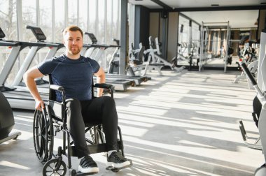 Modern spor salonunda sakatlık egzersizi yapan, azim gösteren ve fitness 'e dahil olmayı teşvik eden kişi.