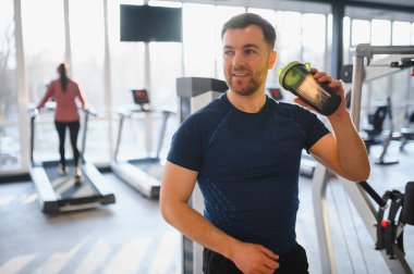 Rehabilitasyon merkezinde yoğun bir egzersizden sonra protein içeceği içen hasta iyileşme ve sağlığa odaklanıyor.