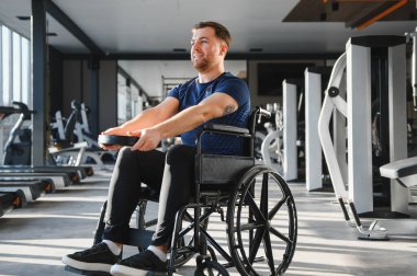 Ağırlık kaldıran, rehabilitasyon ve fizik tedavi için spor yapan biri.