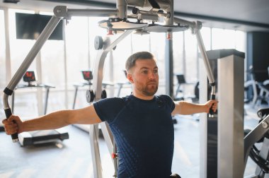 Üst vücut egzersizi için özel ekipman kullanan kararlı bir adam, fitness ve rehabilitasyona olan bağlılığını gösteriyor.
