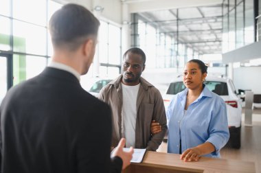 Araba satıcısı, Afro-Amerikalı bir çifte bir araba satıcısının galeriden yeni bir araba aldığını anlatıyor.