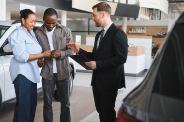 Araba satıcısı, genç bir Afrikalı Amerikalı çifte, bir galeriden yeni bir araba aldıklarını anlatıyor.