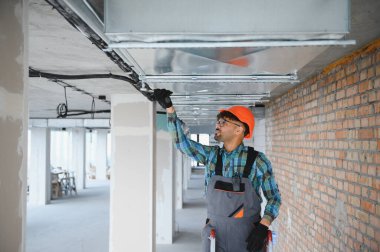 İnşaat sırasında havalandırma sistemini kontrol eden Arap mühendis, işyeri güvenliğinde düzgün kurulum ve işlevsellik sağlıyor