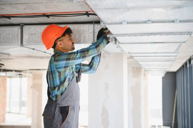 Arap mühendis inşaat alanına havalandırma sistemi kuruyor.