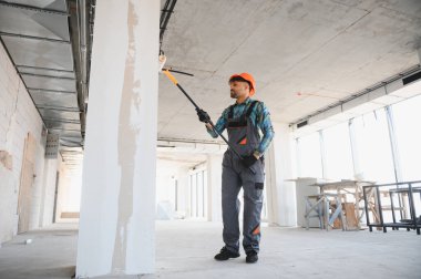 Endüstriyel bir binanın yenilenmesi sırasında duvarla duvar boyayan Arap müteahhit, projeye kendini adamış ve yeteneklerini sergiliyor.