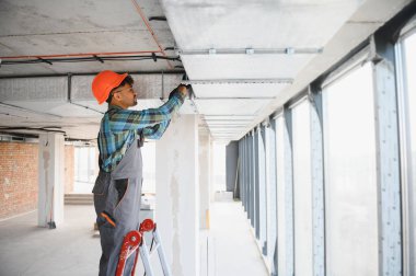 Arap mühendis inşaat alanına havalandırma sistemi kuruyor