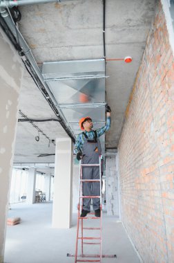 Arap mühendis inşaat alanına havalandırma sistemi kuruyor.