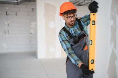 Arap inşaatçı ev inşaatı sırasında mükemmel bir dikey hizalama sağlar.