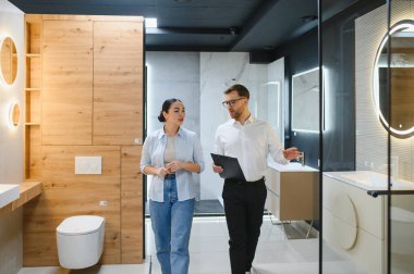 İyi tasarlanmış seramik seramik ve su tesisatı mağazasında çeşitli banyo armatürlerini sunarken...