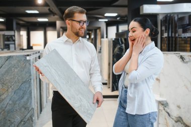 Satıcı, tesisat ve kiremitçide seramik bir fayans sunuyor. Kalite ve tasarım seçeneklerini gösteriyor.