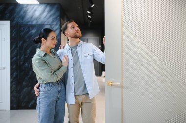 Mutlu çift iç kapıları seçiyor, hayallerindeki evi hayal ediyor ve birlikte önemli kararlar veriyorlar.