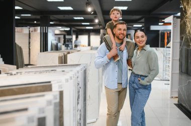 Modern bir galeride seramik seramik seramik seramik seramik seramik ararken mutlu bir aile. Ebeveynler ve çocuklar birlikte vakit geçirirken ev iyileştirme kararları alıyorlar