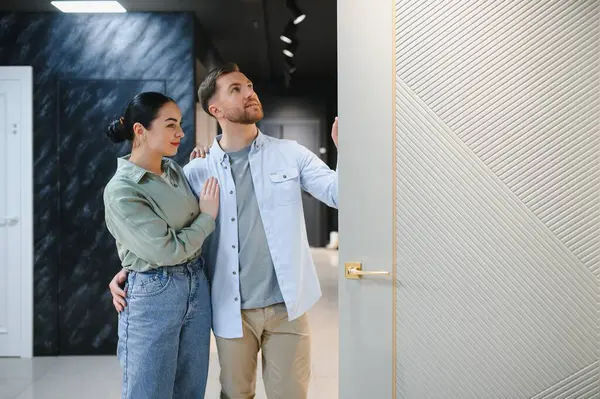 Mutlu çift iç kapıları seçiyor, hayallerindeki evi hayal ediyor ve birlikte önemli kararlar veriyorlar.