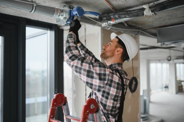 İşçi su boru hattı sistemi kuruyor, kapatın