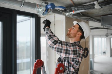 İşçi su boru hattı sistemi kuruyor, kapatın