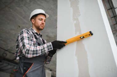 İnşaat veya yenileme sırasında ruhsal seviyede dikey hizalama sağlayan yapıcı