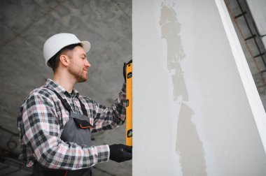 İnşaat veya yenileme sırasında ruhsal seviyeyi kullanarak tam olarak dikey hizalama