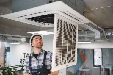 Hvac teknisyeni, bir binaya havalandırma sistemi kuruyor.