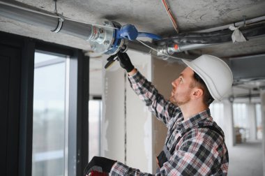 İşçi su boru hattı sistemi kuruyor, kapatın