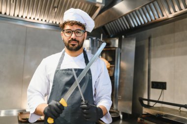 Aşçı bıçakları biliyor. Ticari bir mutfakta kebap ve shawarma hazırlıyor. Doğu mutfağında ve sokak yemeklerinde uzmanlaşmış.