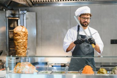 Yemek kamyonu mutfağında lezzetli bir şavurma ya da kebap yapmaya hazırlanırken yemek pişirmek.