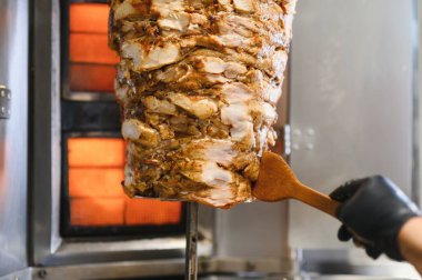 Lezzetli bir shawarma ya da kebap hazırlamak için kızarmış tavuk eti dilimliyorum.