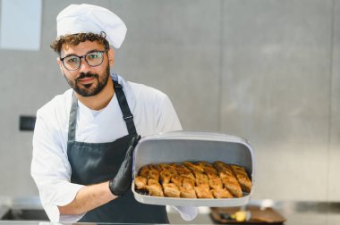 Restoran mutfağında baklava hamur işleri sunan profesyonel şef, Orta Doğu ya da Akdeniz mutfağında uzmanlık gösteriyor