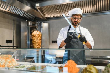 Yemek keskinleştirme bıçakları bir sokak lokantasında kebap ya da shawarma hazırlamaya hazırlanıyor.