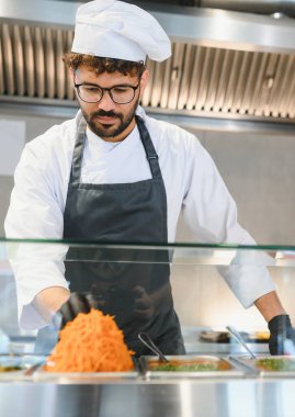 Profesyonel aşçı taze malzemeler hazırlıyor. Shawarma ya da kebap gibi lezzetli sokak yemekleri hazırlıyor.