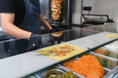 Lavaş ya da pita ekmeğine tavuk ve sebze eklemek, sokak yemeklerinde çeşitli malzemelerle bir shawarma ya da kebap hazırlamak