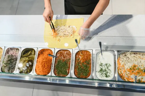 Pide ekmeğine havuç eklemek için maşa ya da kebap pişirirken metal kaplarda çeşitli malzemeler kullanılır.