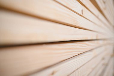 Yığılmış ahşap kalasları kapatın. Doğrusal bir kalıp oluşturun. İnşaat ve ahşap işçiliği projeleri için ideal.