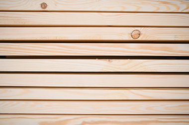 Eşsiz büyüklükte ve istiflenmiş ahşap kalaslar, kerestenin doğal güzelliğini gösteren görsel olarak çekici bir desen oluştururlar.