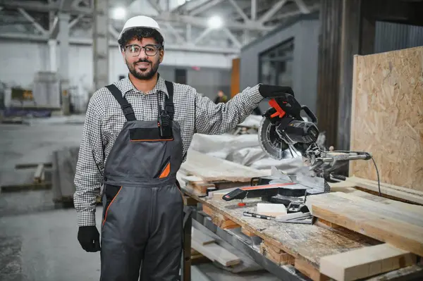 Becerikli marangoz işletim sistemi testere, hareketli bir atölye ortamında modüler evler için bileşenler üretiyor.