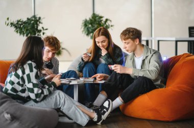 Sıradan bir ofis ortamında kağıt oynayıp eğlenen dört meslektaş, takım çalışmasını ve arkadaşlığı teşvik ediyor.