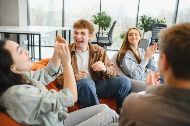 Neşeli arkadaşlar oyun oynarken eğleniyorlar. Sanırım boş zamanlarında yapışkan notlarla oyun oynuyorlar.