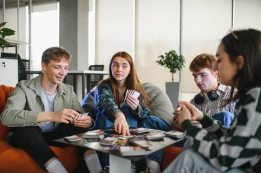 Sıradan bir ofis ortamında kağıt oynayıp eğlenen dört meslektaş, takım çalışmasını ve arkadaşlığı teşvik ediyor.