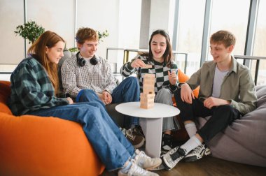 Dört arkadaş boş zamanlarında büyüleyici bir masa oyunu oynayıp birlikte neşeli anılar yaratıyorlar.