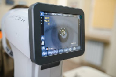 Optalmoloji kliniğinde görme tanısı sırasında göz görüntüsü ve parametreleri gösteren otomatik fraktör