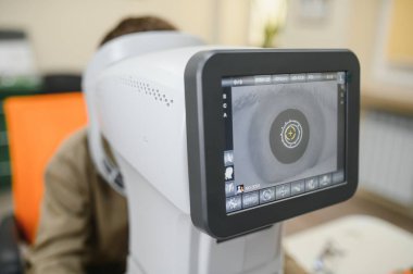 Görme kontrolleri sırasında detaylı göz görüntüsü gösteren yenilikçi oto-fraktör, modern klinikte optalmolojik tedavinin geliştirilmesi