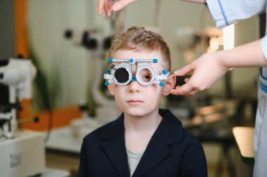 Çocuk bir klinikte göz muayenesi sırasında bir deneme aşamasında görüş testine tabi tutuluyor.