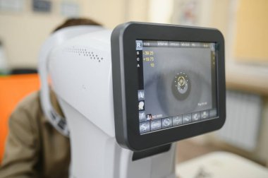 Optalmoloji kliniğinde göz kontrolü sırasında hastanın gözünü gösteren modern otomatik fraktör.